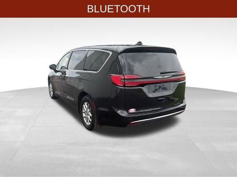 Used 2023 Chrysler Pacifica Touring-L FWD image 5