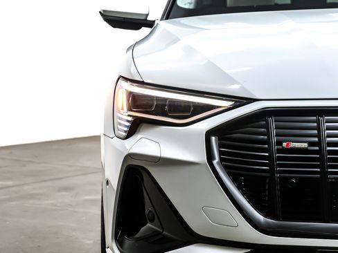 Used 2022 Audi e-tron Prestige image 15