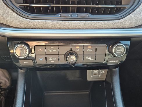 Used 2025 Jeep Compass Sport image 19