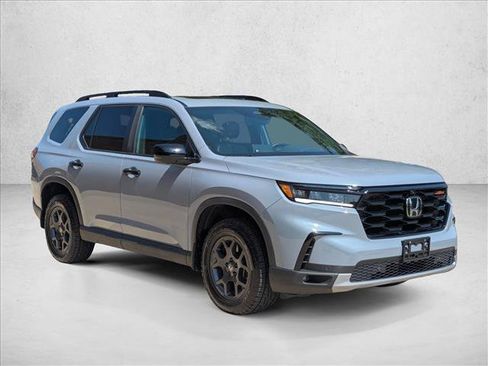 Used 2024 Honda Pilot TrailSport image 3