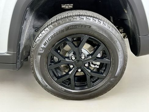 Used 2025 Jeep Grand Cherokee Altitude image 24