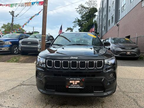 Used 2024 Jeep Compass Latitude AWD/4WD image 2