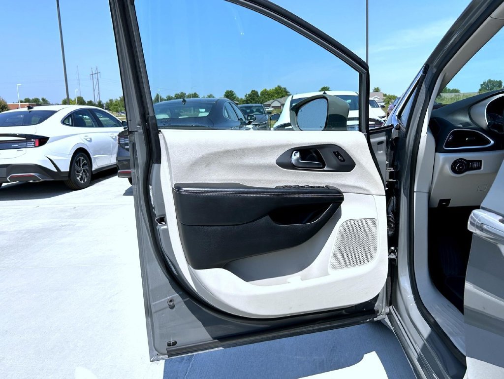Used 2022 Chrysler Pacifica Touring-L FWD image 10