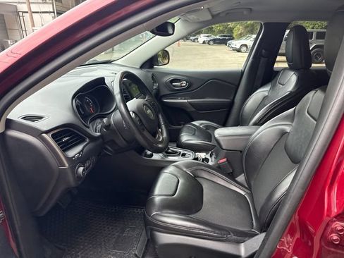 Used 2019 Jeep Cherokee Latitude Plus w/ Comfort/Convenience Group AWD/4WD image 14