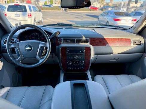 Used 2014 Chevrolet Suburban LT w/ Luxury Package image 16