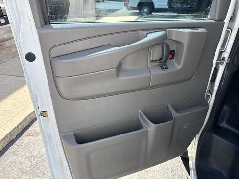 Used 2015 Chevrolet Express 2500 RWD image 17