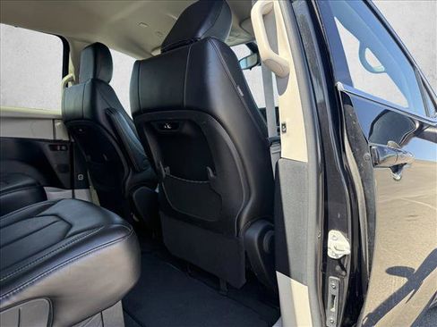 Used 2023 Chrysler Pacifica Touring-L FWD image 22