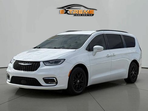 Used 2022 Chrysler Pacifica Touring-L FWD image 2