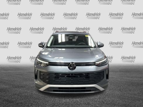 Used 2025 Volkswagen Tiguan SE FWD image 3