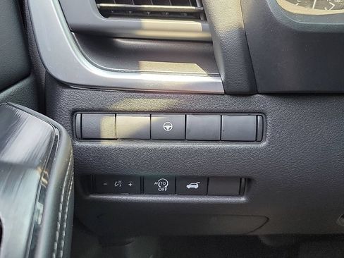 Used 2025 Nissan Rogue SV FWD image 14