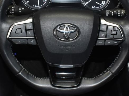 Used 2020 Toyota Highlander XLE image 26
