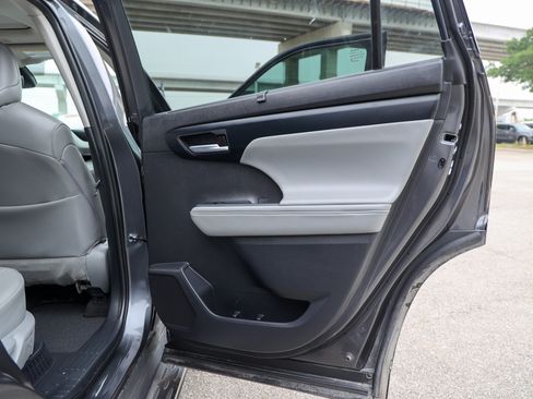 Used 2025 Toyota Highlander XLE AWD/4WD image 21