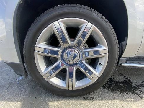 Used 2018 Cadillac Escalade Luxury AWD/4WD image 10