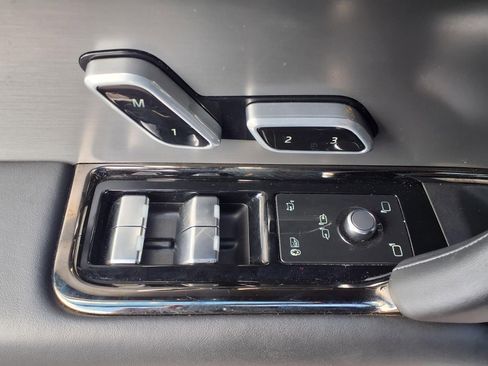 Used 2025 Land Rover Range Rover Sport SE image 10