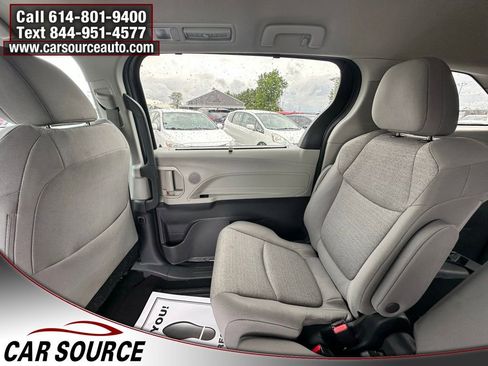 Used 2024 Toyota Sienna LE FWD image 21