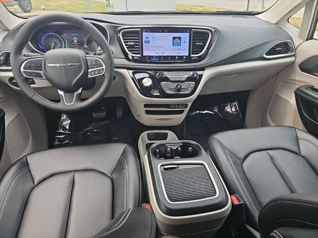 Certified 2024 Chrysler Pacifica Touring-L FWD image 3