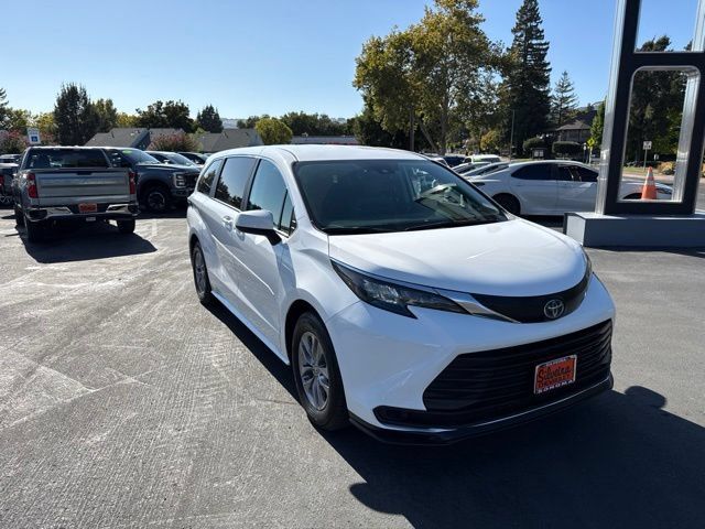 Used 2024 Toyota Sienna LE AWD/4WD image 3