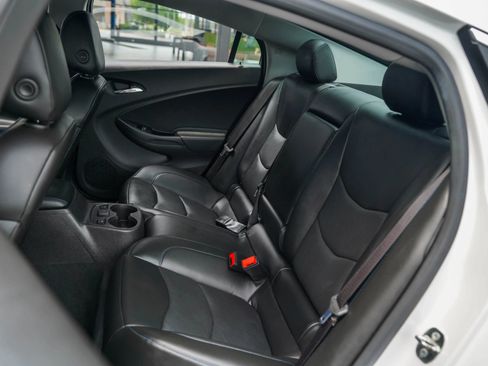 Used 2018 Chevrolet Volt Premier w/ Driver Confidence Package FWD image 29