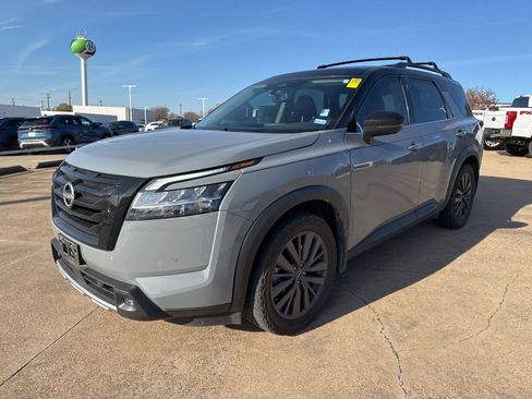 Used 2022 Nissan Pathfinder SL w/ SL Premium Package image 3