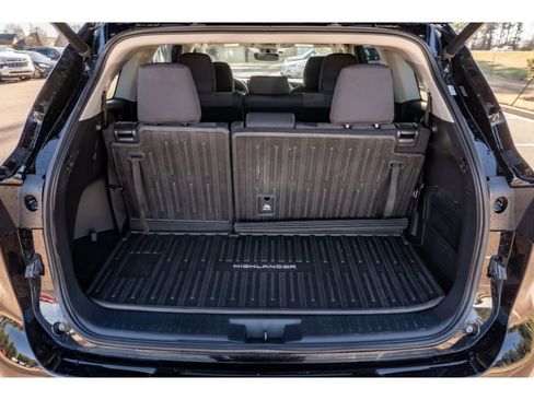 Used 2023 Toyota Highlander LE image 14