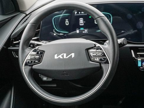 Certified 2024 Kia Niro EX FWD image 17
