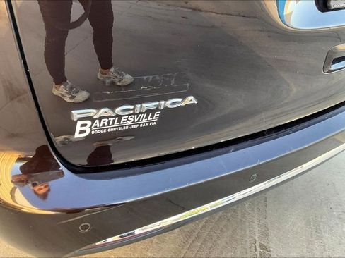 Used 2019 Chrysler Pacifica Limited w/ Tire & Wheel Group FWD image 13