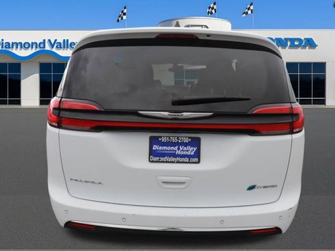 Used 2024 Chrysler Pacifica Select image 5