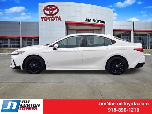 Used 2025 Toyota Camry SE FWD image 4