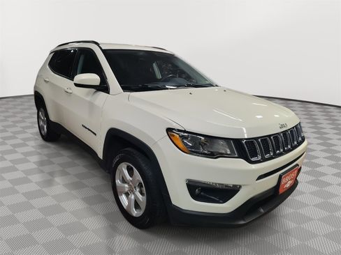 Used 2018 Jeep Compass Latitude image 2
