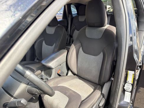 Used 2014 Jeep Cherokee Latitude w/ Cold Weather Group AWD/4WD image 18