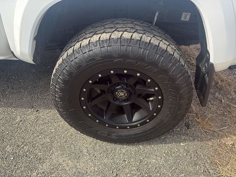 Used 2018 Toyota Tacoma TRD Sport w/ Technology Package AWD/4WD image 6