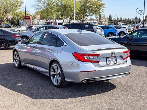 Used 2018 Honda Accord Touring image 2