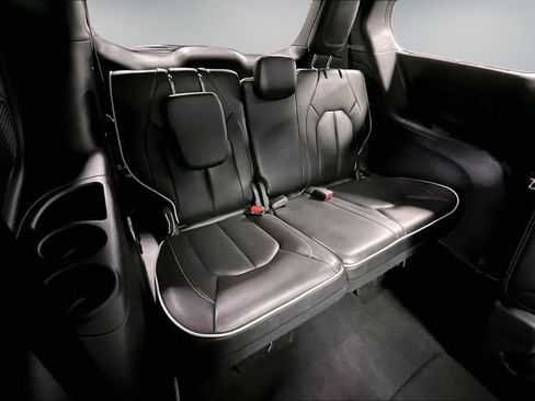 Used 2025 Chrysler Pacifica Limited FWD image 25