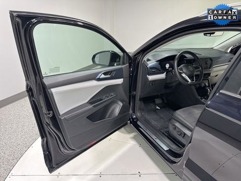 Used 2024 Volkswagen Taos SE w/ Black Wheel Package image 7