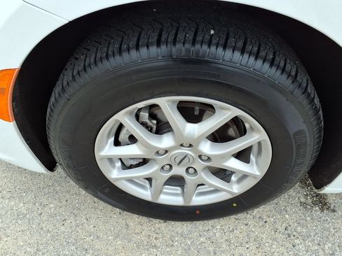 Used 2024 Chrysler Pacifica Touring-L FWD image 9