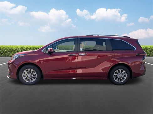 Used 2026 Toyota Sienna XLE FWD image 8