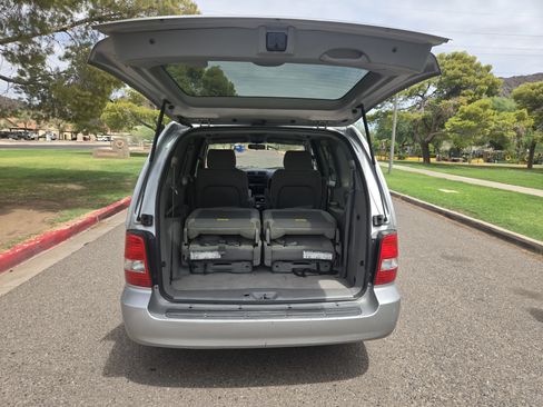 Used 2005 Kia Sedona LX w/ Value Pkg image 15
