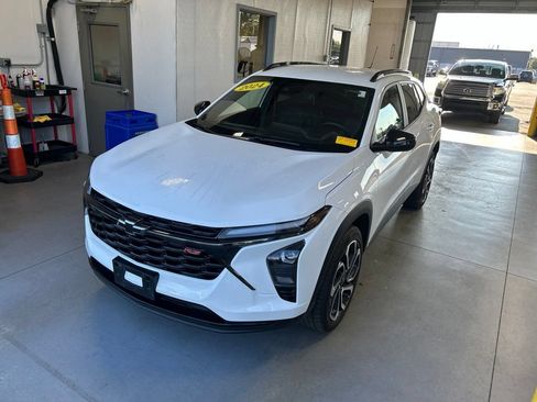 Used 2024 Chevrolet Trax RS FWD image 2