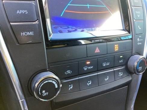 Used 2016 Toyota Camry image 15