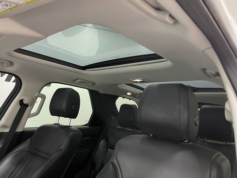 Used 2017 Land Rover Discovery SE image 12