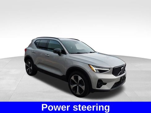Used 2024 Volvo XC40 B5 Plus image 5