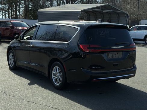 Used 2024 Chrysler Pacifica Touring-L image 4