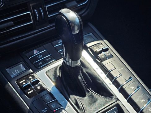 Used 2021 Porsche Macan Premium Pkg w/ Premium Package image 13