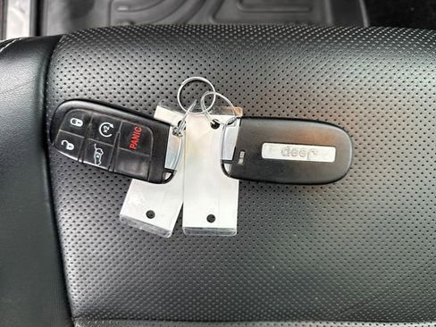 Used 2015 Jeep Grand Cherokee Overland image 30