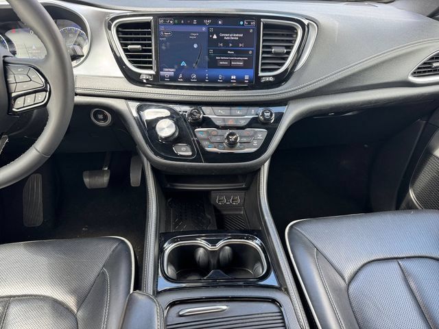 Used 2025 Chrysler Pacifica Limited FWD image 12