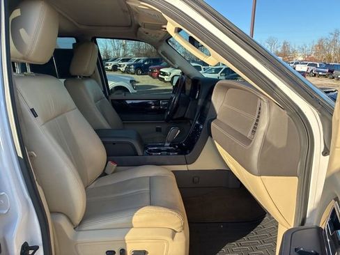 Used 2016 Lincoln Navigator Reserve image 33