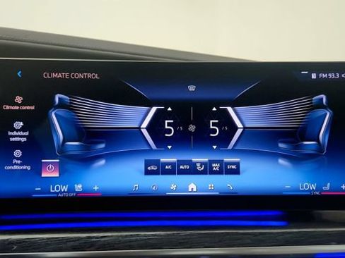 Used 2023 BMW i7 xDrive60 AWD/4WD image 64