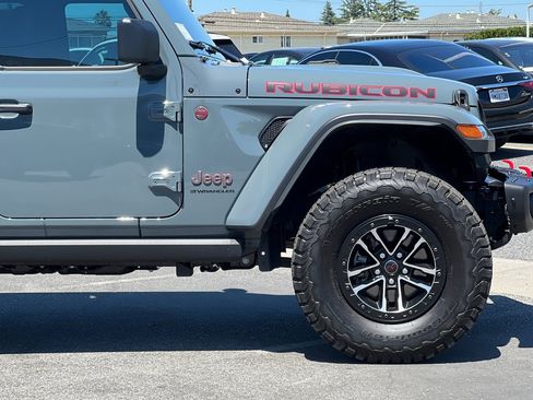 Used 2025 Jeep Wrangler Unlimited Rubicon AWD/4WD image 26