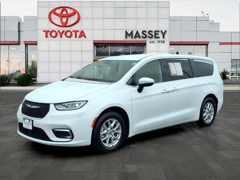 Used 2023 Chrysler Pacifica Touring-L FWD image 7