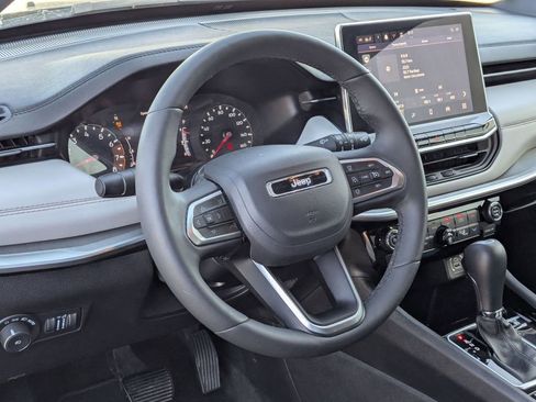 Used 2025 Jeep Compass Limited image 13
